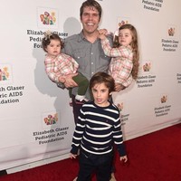 Perez Hilton kini merupakan seorang ayah dari tiga anak, satu laki-laki dan dua perempuan. Semua anaknya didapatkannya melalui bayi tabung dan sel telur donor. Ketiga anaknya juga lahir melalui surrogate mother atau wanita yang rahimnya dipinjam. Foto: Dok. Getty Images