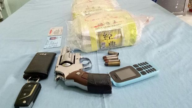 Senjata rakitan milik bandar sabu juga diamankan.