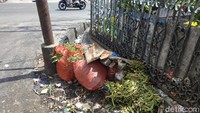 Walau ada spanduk melarang buang sampah di sini, tetap saja warga buang sampah, kata Heru warga setempat kepada detikcom, Sabtu (5/4/2019). (Foto oleh Chaidir Anwar Tanjung, diambil Jumat 5 April 2019 sore).