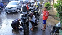 Akibatnya, air genangan banjir itu masuk ke dalam mesin sepeda motor milik warga dan mengakibatkan mogok.