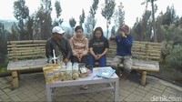 Warga bisa menjual bunga edelweiss dari taman untuk suvenir ke pengujung. Selain di Wonokitri, Taman Edelweiss juga ada di Desa Ngadisari, Probolinggo: Desa Ngadas, Malang dan Desa Ranupani, Lumajang (Muhajir Arifin/detikcom)