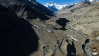 Jalan-jalan yang melintasi gunung dan lembah dibangun di dataran tinggi Tibet. Istimewa/Xinhuanet.