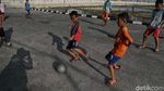 Lapangan Terendam Rob, Anak-anak Main Bola di Jalanan