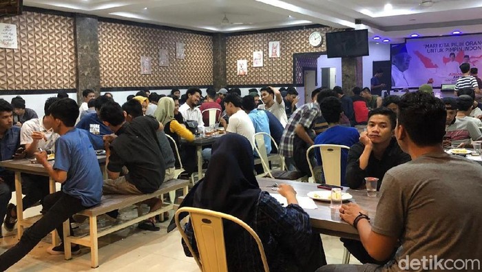 Warkop Kak Jokowi di Makassar, Makan Gratis dengan Baca Selawat dan Senyum