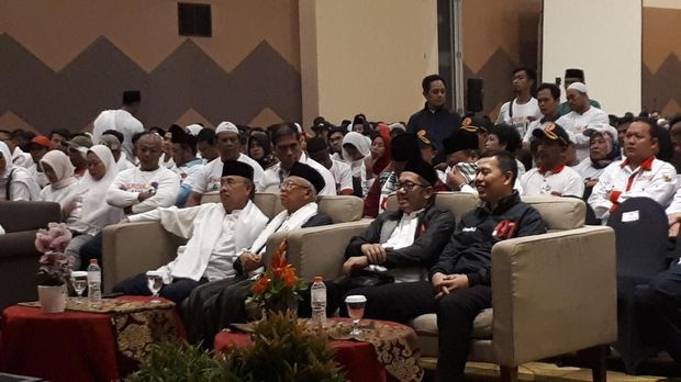 Cawapres Ma'ruf Amin bersama Ketua Majelis Amanah Mathlaul Anwar, Irsjad Juwaeli.