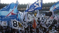 Massa mengibarkan bendera partai politik pendukung Prabowo-Sandiaga.