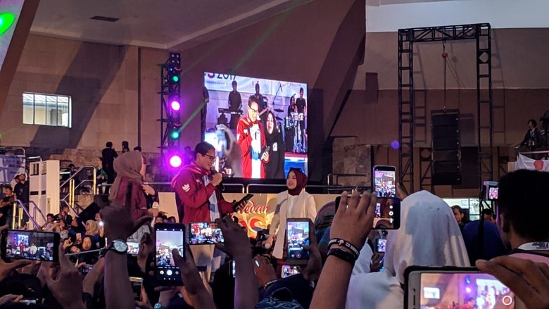 Aksi Sandiaga Duet Bareng Nissa Sabyan di Medan Aksi Sandiaga Duet Bareng Nissa Sabyan di Medan
