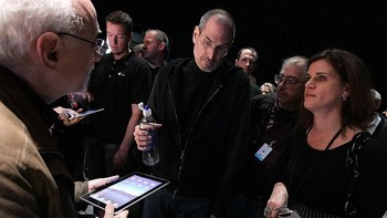 Steve Jobs tampak sedang menjelaskan tentang iPad kepada kolumnis Wall Street Journal, Walt Mossberg (kiri). Dalam kolomnya kemudian, Mossberg juga memberikan impresi positif terhadap iPad. (Foto: Justin Sullivan/Getty Images)