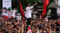 Jokowi juga mengacungkan kedua jempolnya dari atas panggung di Alun-alun Kota Tangerang.