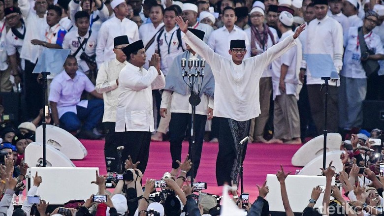 Orasi di Kampanye Akbar Prabowo, Neno Warisman: Rezim Zalim Pasti Tumbang! Orasi di Kampanye Akbar Prabowo, Neno Warisman: Rezim Zalim Pasti Tumbang!