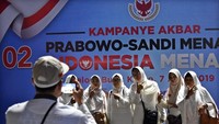 Emak-emak juga nggak mau ketinggalan. Mereka berfoto di depan banner bertuliskan Kampanye Akbar Prabowo Sandi di depan Stadion Utama Gelora Bung Karno. Foto: Antara FOTO/Aditya Pradana Putra