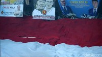 Bendera merah putih rakasasa juga dibentangkan di tribun Stadion GBK.