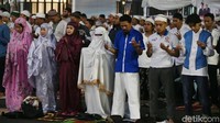 Salat berjemaah ini dilakukan sebelum kampanye akbar Prabowo-Sandiaga. Salat berjemaah ini juga diikuti oleh Prabowo dan Sandiaga.