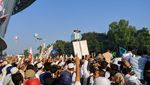 Potret Prabowo Sapa Pendukung di Luar Stadion GBK
