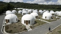 Dome House. Rumah dengan bentuk kubah ini terletak di Jogjakarta. Rumah-rumah ini dibangun untuk penduduk desa Sumberharjo yang kehilangan rumahnya akibat gempa 2007. Istimewa/DFTW.