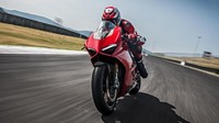 Salah satunya seperti Ducati Panigale V4S yang dijual oleh Ducati Indonesia. Motor ini mahal karena punya cc besar, dikombinasi teknologi turunan MotoGP. Tak heran jika harga Panigale V4S mencapai Rp 1,2 miliar. Karena harganya yang cukup mahal. Maka untuk membeli motor tersebut Anda harus punya penghasilan yang besar. Apalagi jika membelinya secara kredit. Foto: Ducati