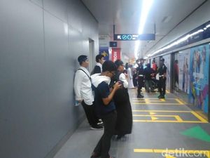 Massa Pro-Prabowo Pulang Naik MRT