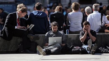 Lokasi Apple store di Fifth Avenue, Manhattan sudah mulai ramai orang pada 2 April 2010 alias sehari sebelum iPad mulai dijual. (Foto: Mario Tama/Getty Images)