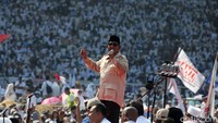 Prabowo menyebut dirinya sempat berkeliling menyapa pendukungnya di luar stadion GBK. Menurutnya, massa telah datang sejak belasan jam lalu.