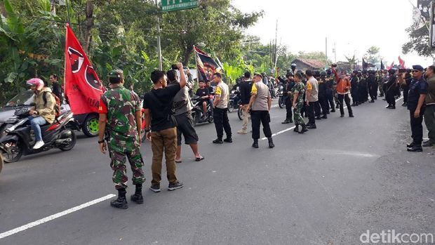Aparat berjaga di Jl wates Gamping, Sleman