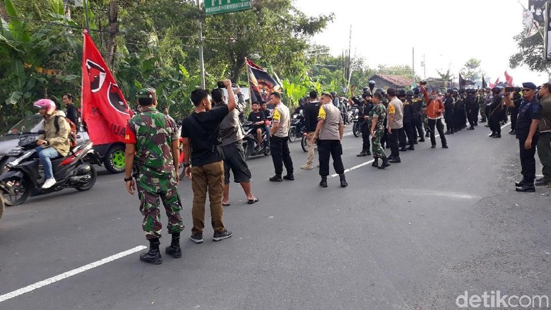 Polisi Buru Massa Pro Jokowi Pengeroyok Anggota TNI di Kulon Progo Polisi Buru Massa Pro Jokowi Pengeroyok Anggota TNI di Kulon Progo