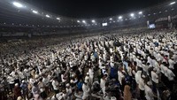 Massa pendukung pasangan capres dan cawapres nomor 02 Prabowo-Sandiaga melaksanakan salat subuh berjamaah di Stadion Utama Glora Bung Karno, Jakarta, Minggu (7/4/2019). Foto: Antara FOTO/Galih Pradipta