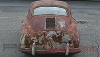 Penjualnya mengatakan, mobil ini hanya dimiliki oleh satu orang sejak awal 1970-an sampai sekaran. Awalnya mobil dicat abu-abu silver. Namun sayang, bagian luar mobil sekarang sudah berkarat. Foto: Carscoops