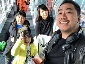 Seru Banget! 8 Potret Pandji Pragiwaksono Bersama Keluarga