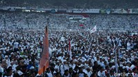 Bendera merah putih itu membentang di antara kerumunan massa yang memadati tribun stadion.