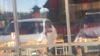 Foto pria ini sebenarnya ada di dalam restoran, tapi terlihat seperti di dalam mobil. (Foto: Brightside)