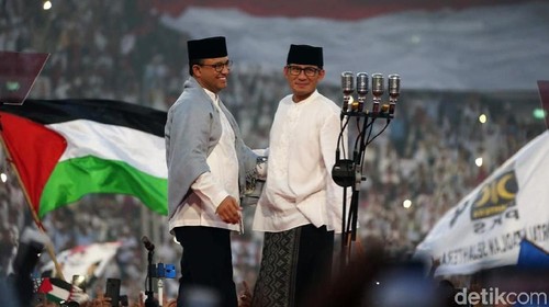 Cawapres Sandiaga Uno dan Gubernur DKI Jakarta Anies Baswedan berpelukan di kampanye akbar yang digelar di Stadion GBK, Jakarta, Minggu (7/4/2019). Mantan partner di DKI Jakarta itu berpelukan di atas panggung kampanye akbar.