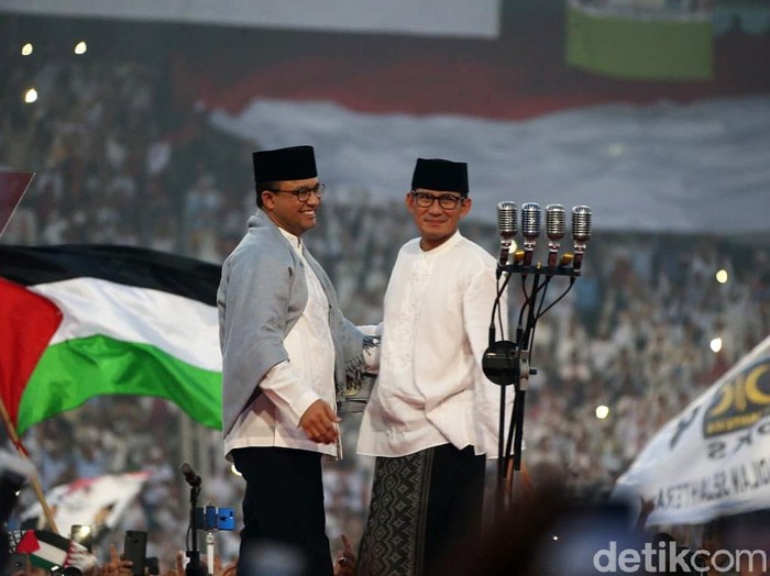 Cawapres Sandiaga Uno dan Gubernur DKI Jakarta Anies Baswedan berpelukan di kampanye akbar yang digelar di Stadion GBK, Jakarta, Minggu (7/4/2019). Mantan partner di DKI Jakarta itu berpelukan di atas panggung kampanye akbar.