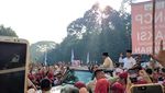 Potret Prabowo Sapa Pendukung di Luar Stadion GBK