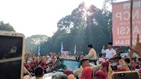 Prabowo terlihat keluar dari stadion sekitar pukul 07.20 WIB.