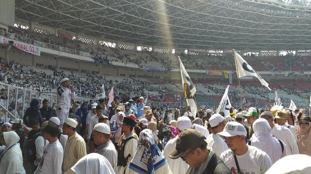 Massa mulai tinggalkan GBK.
