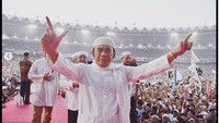 Rhoma Irama di antara ratusan ribu pendukung Prabowo-Sandiaga Uno yang sukses putihkan GBK hari ini. Foto: Rhoma Irama/ Instagram