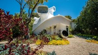 Groovy Sculpture Home. Rumah dengan desain unik ini terletak di Amerika Serikat. Rumah ini dirancang pada tahun 1969. Dengan lokasi yang tak jauh dari pantai, rumah ini dijual dengan harga US$ 1,4 juta (Rp 19 miliar). Istimewa/Inhabitat.