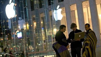 Kian malam, para pengantre di sekitaran Apple store di Fifth Avenue pun terus berusaha mencari kesibukan sembari menantikan momen penjualan keesokan harinya. (Foto: David Goldman/Getty Images)