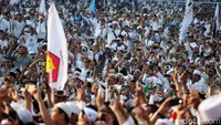 Massa yang hadir di kampanye akbar ini mayoritas mengenakan baju dan kaos warna putih.