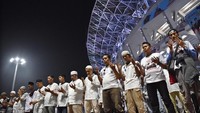 Usai salat subuh berjemaah, mereka pun menggelar doa bersama sebelum akhirnya menggelar kampanye Akbar yang akan dihadiri oleh Prabowo-Sandi. Foto: Antara FOTO/Aditya Pradana Putra