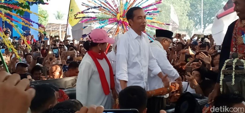 Naik Kereta Kuda, Jokowi-Maruf Tiba di Alun-alun Tangerang Naik Kereta Kuda, Jokowi-Maruf Tiba di Alun-alun Tangerang