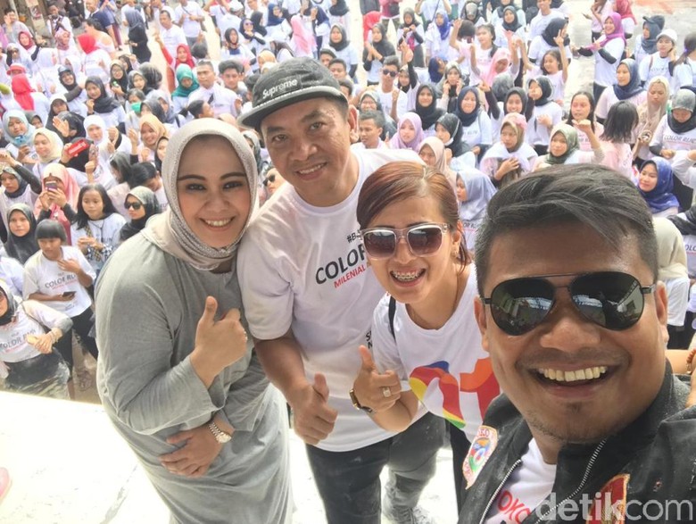 Bupati Karawang Cellica Ikut Acung Jempol dengan Massa Jokowi Bupati Karawang Cellica Ikut Acung Jempol dengan Massa Jokowi