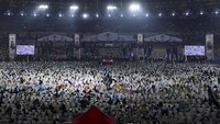 Beginilah potret lautan manusia menjalani salat subuh berjemaah di Arena Stadion Utama GBK, Jakarta. Foto: Antara FOTO/Hafidz Mubarak