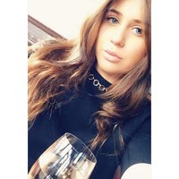 Chloe adalah anak miliuner dan cucu dari pengusaha real estate Inggris Tony Pidgley. Dia memilih untuk mandiri untuk bekerja jadi resepsionis di salah satu perusahaan. Hidupnya baik-baik saja, sampai ia bertemu dengan Henry. Foto: dok. Instagram