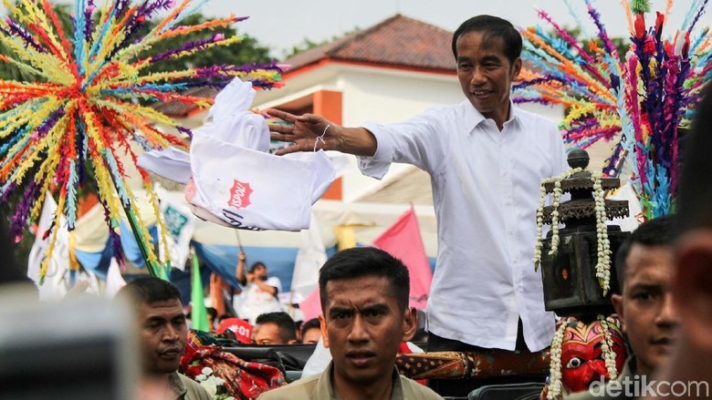 Polisi Alihkan Lalu Lintas Saat Jokowi Kampanye di Karawang Polisi Alihkan Lalu Lintas Saat Jokowi Kampanye di Karawang