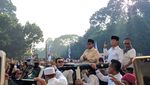 Potret Prabowo Sapa Pendukung di Luar Stadion GBK