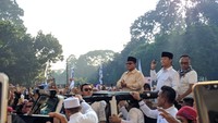 Pantauan detikcom di luar stadion GBK, Jakarta, Minggu (7/4/2019), Prabowo menyapa pendukung dengan menaiki mobil berwarna putih.