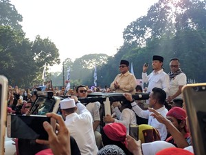 Prabowo Keliling Sapa Pendukung yang Berada di Luar Stadion GBK