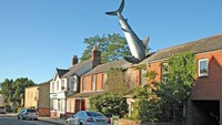 Oxfords Shark House. Apabila dilihat dari dekat, rumah ini terlihat biasa saja. Namun, jika dilihat bagian atapnya, nampak seperti seekor hiu putih raksasa terdampar di rumah ini. DJ BIll Heine, penyiar radio BBC Inggirs mempekerjakan seorang seniman untuk rumah yang terletak di Headington, Oxford ini. Istimewa/The Guardian.