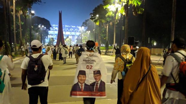 Massa pendukung Prabowo-Sandiaga mulai berdatangan ke GBK.
